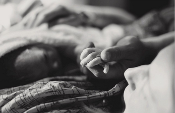 Photographer chronicles labours on Instagram in real time