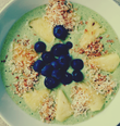 We love the new craze for smoothie bowls: Here’s how to eat yours!