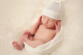 Thinking of booking a newborn photo session? This is what you need to know