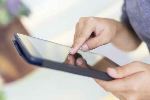 Dad shocked at 8-year-old daughter's online friendship with 30-something man