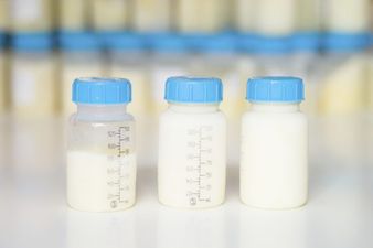 Mum of Triplets Thanks Flight Attendants For Help During Breast-Pumping Session