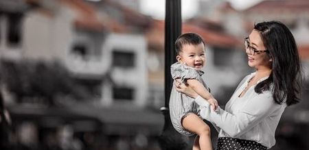 Photographer Celebrates Working Mums Who Breastfeed in Amazing Series