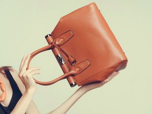 This new calculator will tell you how much your handbag weighs