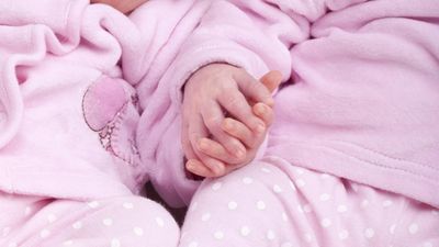 These Twins Being Born Holding Hands Is The Cutest Thing You’ll See Today