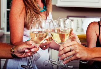 Um, Don’t Panic… But There’s Bad News For White Wine Drinkers