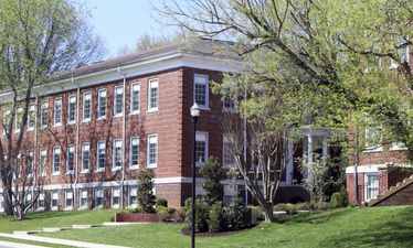 School’s Hilariously Harsh Note To Parents To “Exit The Building” Is ON POINT