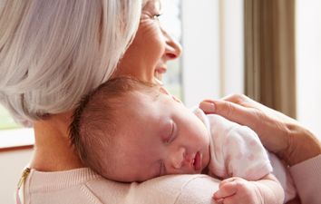 Visiting a New Mama? Here Are 6 Amazing Things To Say, Do Or Bring