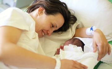 Experts believe women are leaving hospital ‘Too Soon’ after giving birth