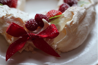 How To Make A Pinterest-Perfect Christmas Meringue Wreath