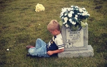 Mum releases heartwrenching photo of her son telling his twin about school to raise awareness