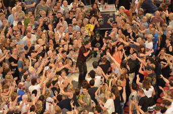 See why this could be the best selfie of all time