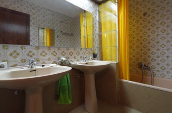 Avocado bathrooms: the 10 interior design trends that devalue your home the most