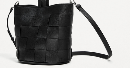 Everyone is going ga-ga over THIS Zara bag right now (and you’ll see why!)