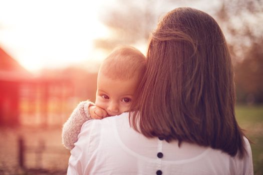 Why women tend to carry their babies on their left side