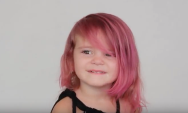 This blogger has been criticised for dying her 2-year-old’s hair pink