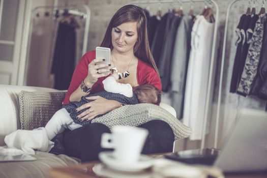 Breastfeeding phone technology distraction feeding baby