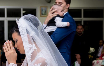Bride praised online for breast feeding during her own wedding ceremony