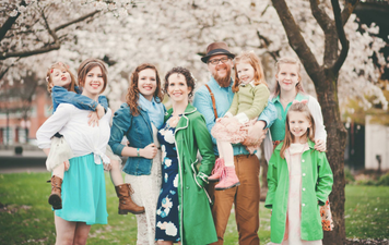 Dad’s post about minding his six kids goes viral for the right reasons