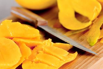 This mum’s trick for peeling a mango is absolutely genius
