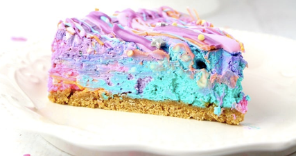 Got a birthday party coming up? This NO BAKE unicorn cheese cake will go down a treat
