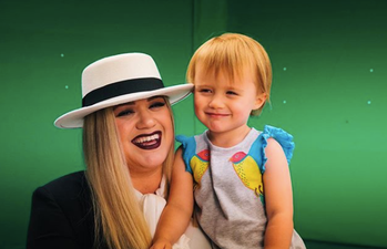 Kelly Clarkson explains why she is a ‘badass mom’