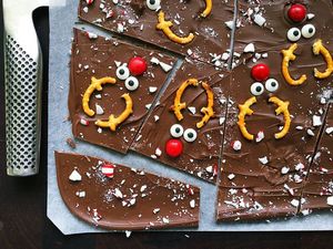 YUM! Reindeer chocolate bark is the festive treat the kids can help you make