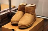 Woman kicked out of airline lounge for wearing Uggs