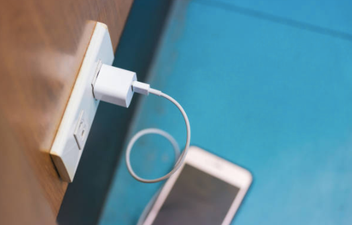 Pregnant woman dies after charging her phone in the bath