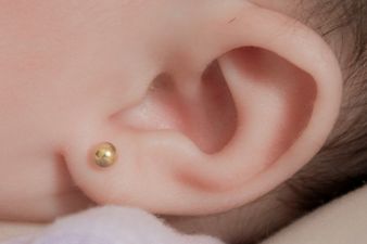 Mother shares ear piercing story to warn other parents to be wary