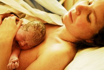 Experts now argue we should not bathe babies so soon after birth