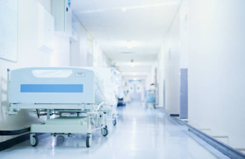 Mum shares photos of her ‘crazy’ experience giving birth in a hospital hallway