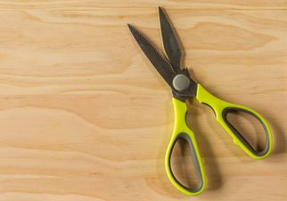 Mum claims her ex cut off their daughter’s hair after she let her get highlights