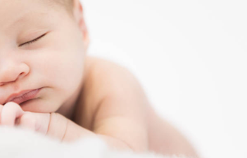 The moment a toddler meets his newborn sister for the first time has gone viral