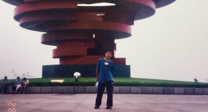 This man photobombed his future wife – 11 years before they met