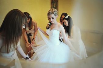 Love weddings? Well you could earn €800 a day from being a ‘professional bridesmaid’