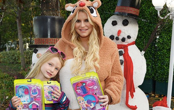 Jessica Simpson shares photo of swollen foot due to pregnancy, looks for advice