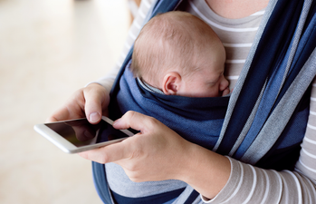 A hospital sign urging parents to stop looking at their phones has sparked some controversy