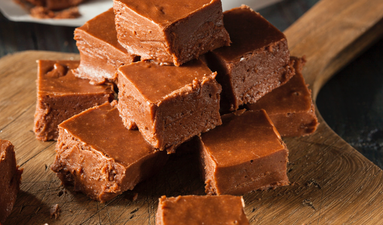 You only need five ingredients for this delicious Maltesers and Baileys fudge