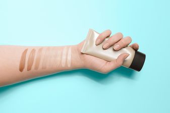 This brand new foundation blurs imperfections and it’s formulated with Hyaluronic Acid too