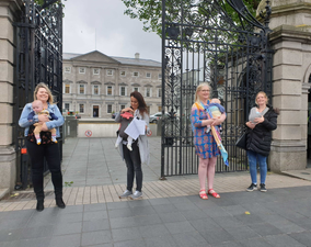 New mothers outside the Dáil today asking for maternity leave extension