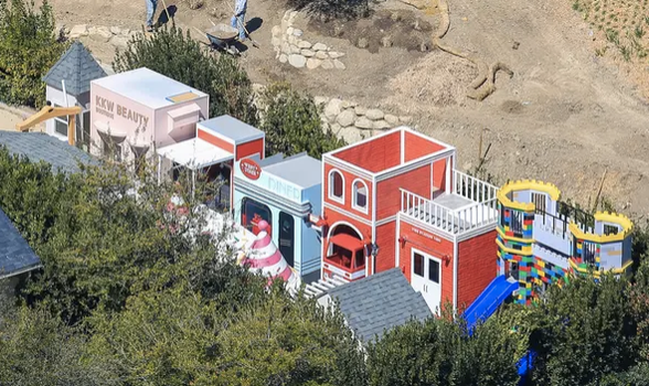 Kim Kardashian mini city play