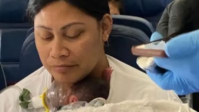 Watch: A woman who didn’t know she was pregnant gives birth at 30,000ft
