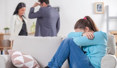 Dad forces daughter to see “authoritarian” grandparents she hates behind wife’s back