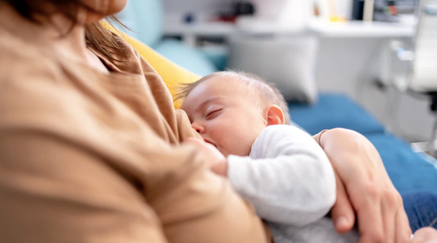 Grandmother asked daughter to leave for breastfeeding without a cover