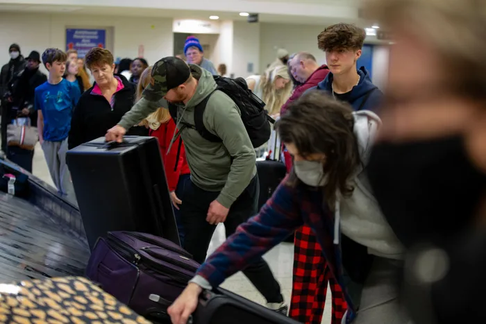 Baggage handler issues warning to people who tie ribbons onto their suitcases