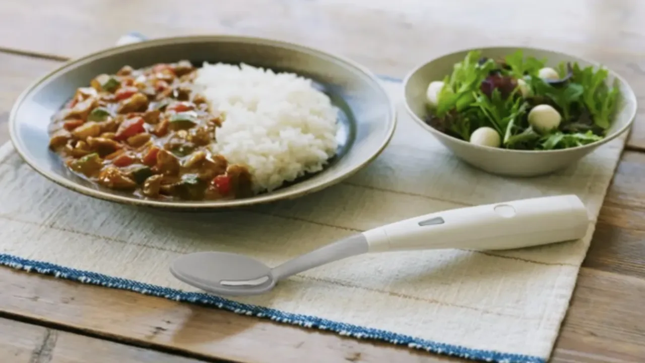 Electric spoon tricks taste buds into tasting salty flavours without any actual salt